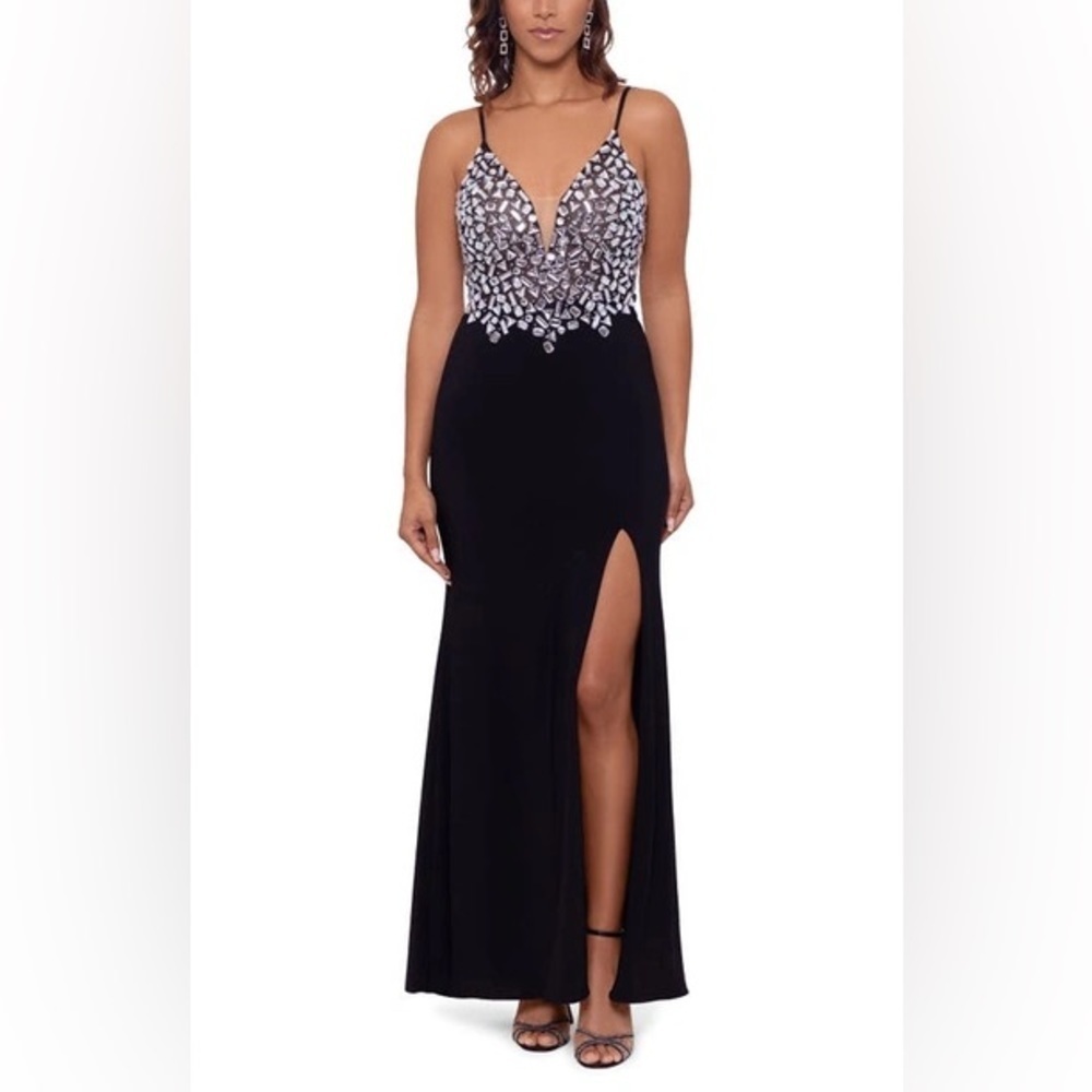 🎀 Nwot Xscape embellished gown in black size 6